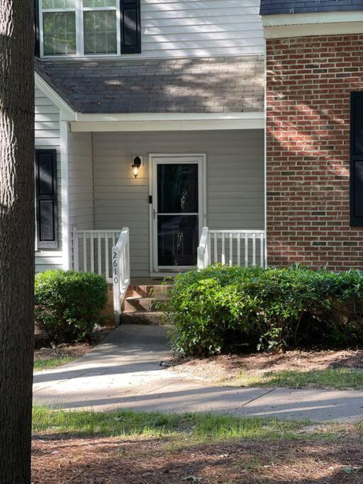 Simple Elegant Townhouse Dt Raleigh Ncsu Exterior foto