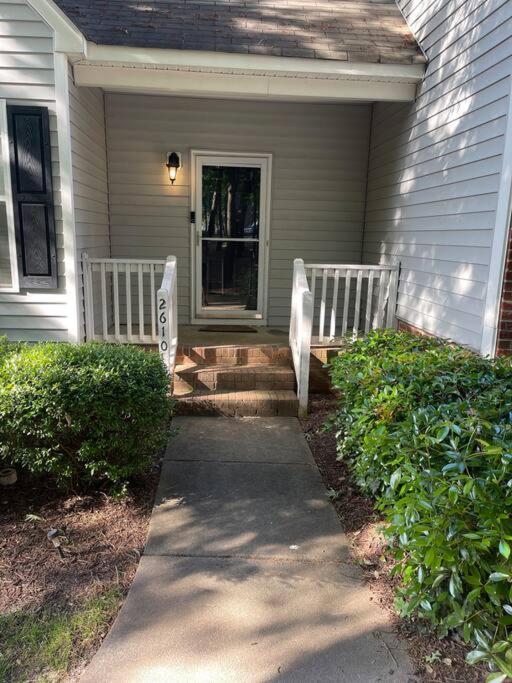 Simple Elegant Townhouse Dt Raleigh Ncsu Exterior foto