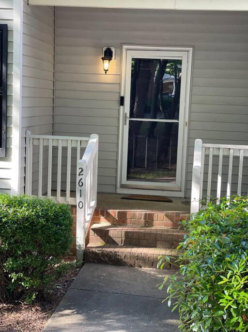 Simple Elegant Townhouse Dt Raleigh Ncsu Exterior foto